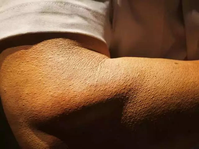 雞皮疙瘩、老年斑、皺紋、皮膚曬后顏色處理等等細(xì)節(jié)&mdash;&mdash;樹脂雕塑《站崗》