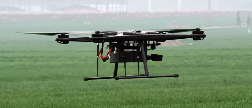 碳纖維復(fù)合材料在快遞無(wú)人機(jī)領(lǐng)域應(yīng)用發(fā)展?jié)摿薮? /></p>
<p>&nbsp;</p>
<p>針對(duì)這些難題，除了通過(guò)優(yōu)化設(shè)計(jì)和更高品質(zhì)的電池系統(tǒng)外，<strong>通過(guò)使用輕量化材料減輕無(wú)人機(jī)自重也是一個(gè)有效的解決方案</strong>。以挪恩復(fù)材為國(guó)內(nèi)某無(wú)人機(jī)企業(yè)定制的無(wú)人機(jī)外殼為例，<strong>整個(gè)殼體采用<a href=