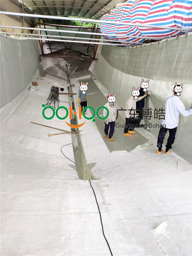 待膠衣指干后,根據(jù)需求進(jìn)行纖維增強材料鋪層